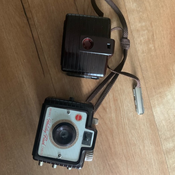 Kodak Holiday Flash Brownie Camera takes 127 Film.For collector showcasing. - Picture 14 of 15